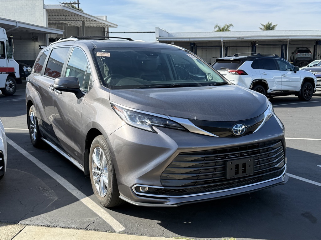 2024 Toyota Sienna Limited's photo