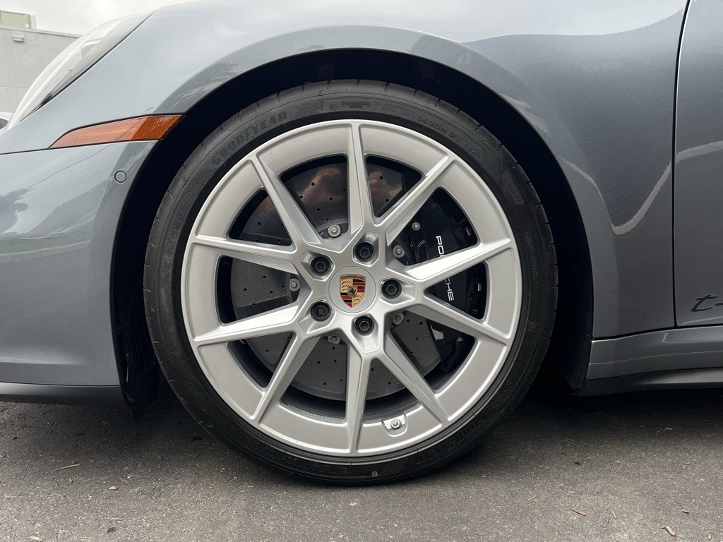 2025 Porsche 911 GTS photo 13