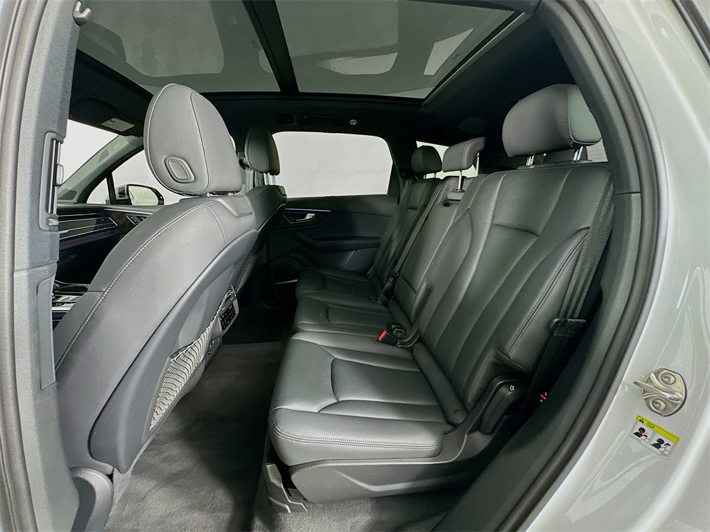 2023 Audi Q7 45 Premium Plus photo 23