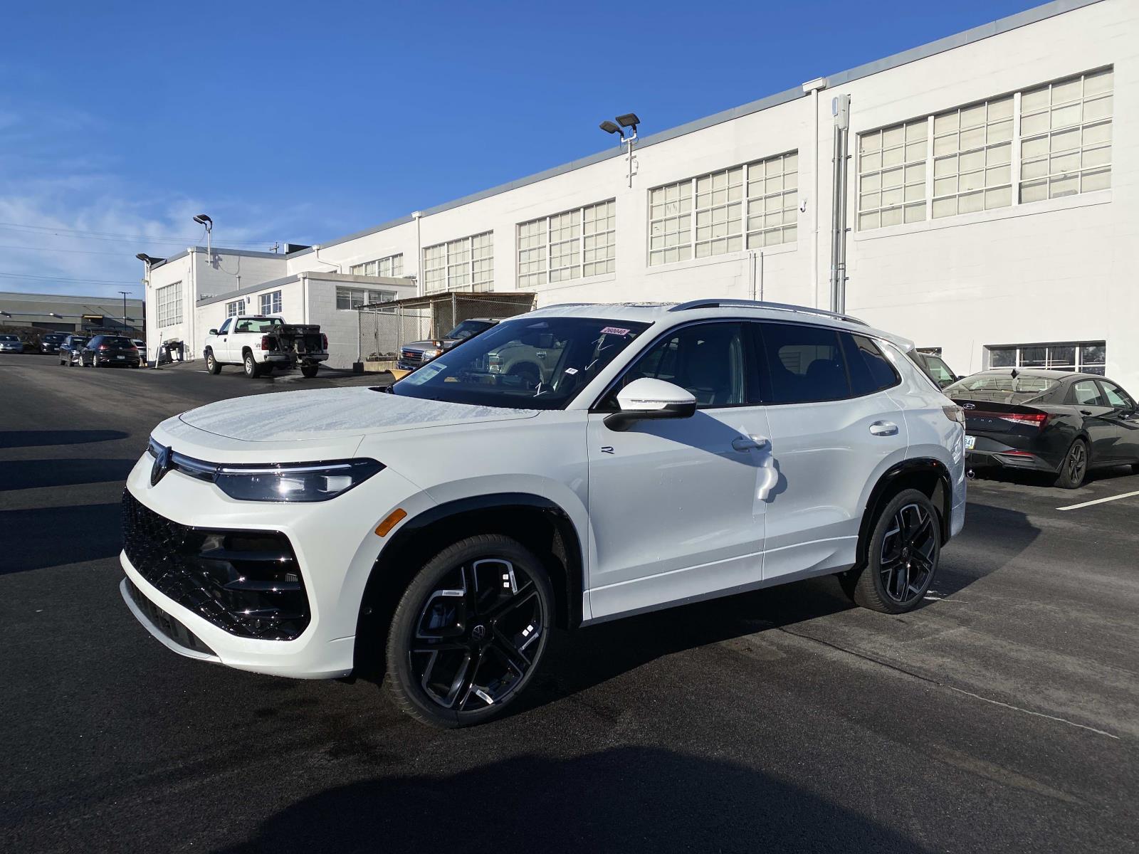 2026 Volkswagen Tiguan SEL R-LINE TURBO's photo