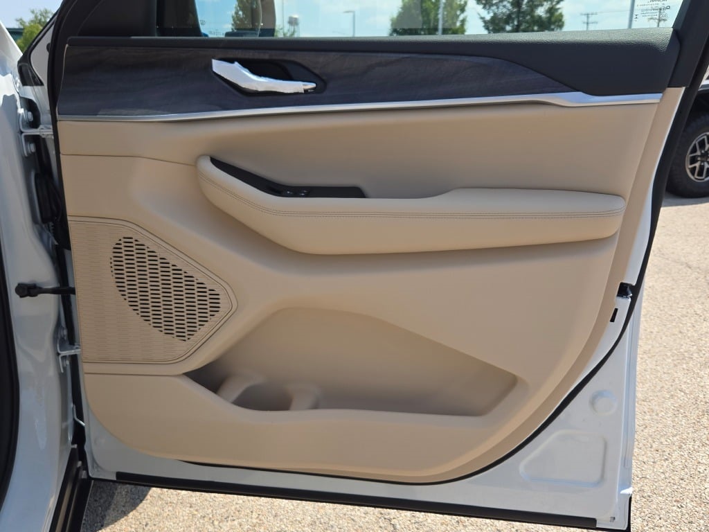 2025 Jeep Grand Cherokee Limited photo 4