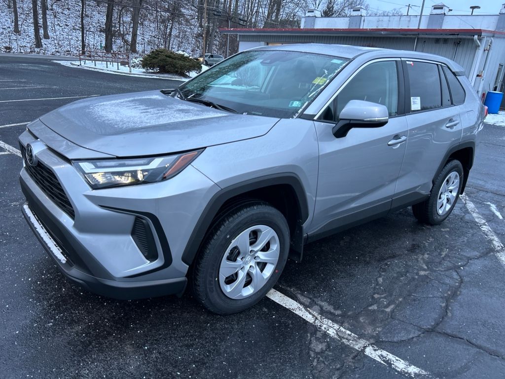 2025 Toyota RAV4 LE's photo