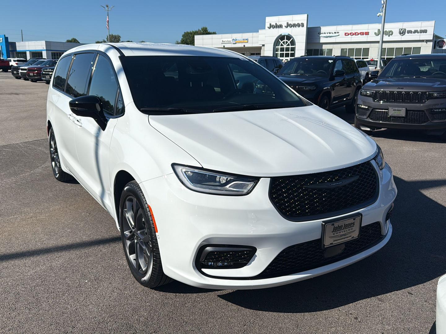 2026 Chrysler Pacifica photo 2