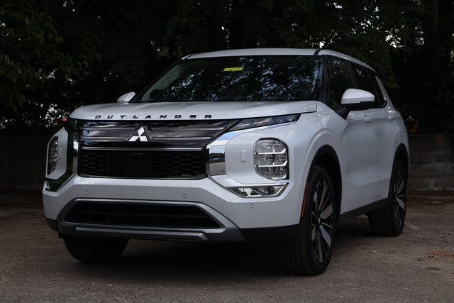 2025 Mitsubishi Outlander SE photo 2