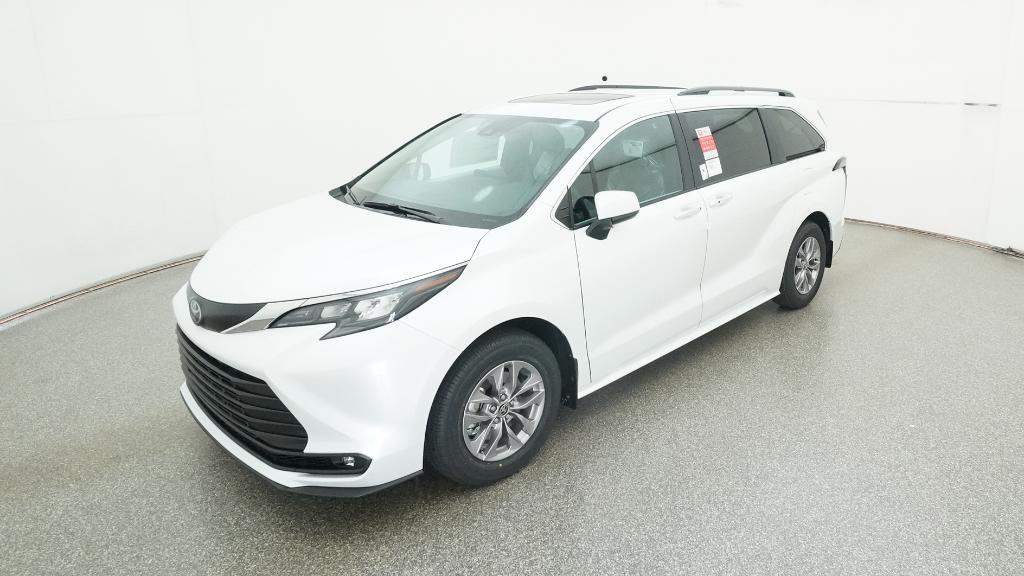2026 Toyota Sienna XLE's photo