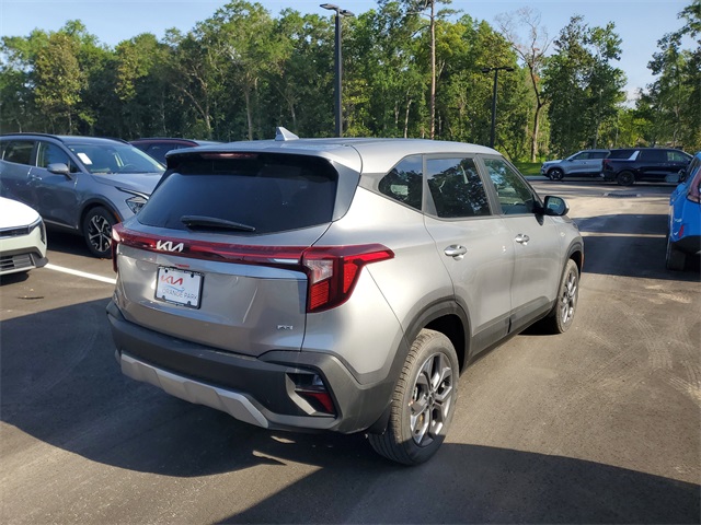 2025 Kia Seltos LX photo 3