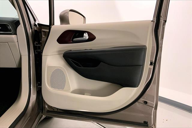 2017 Chrysler Pacifica Limited photo 23