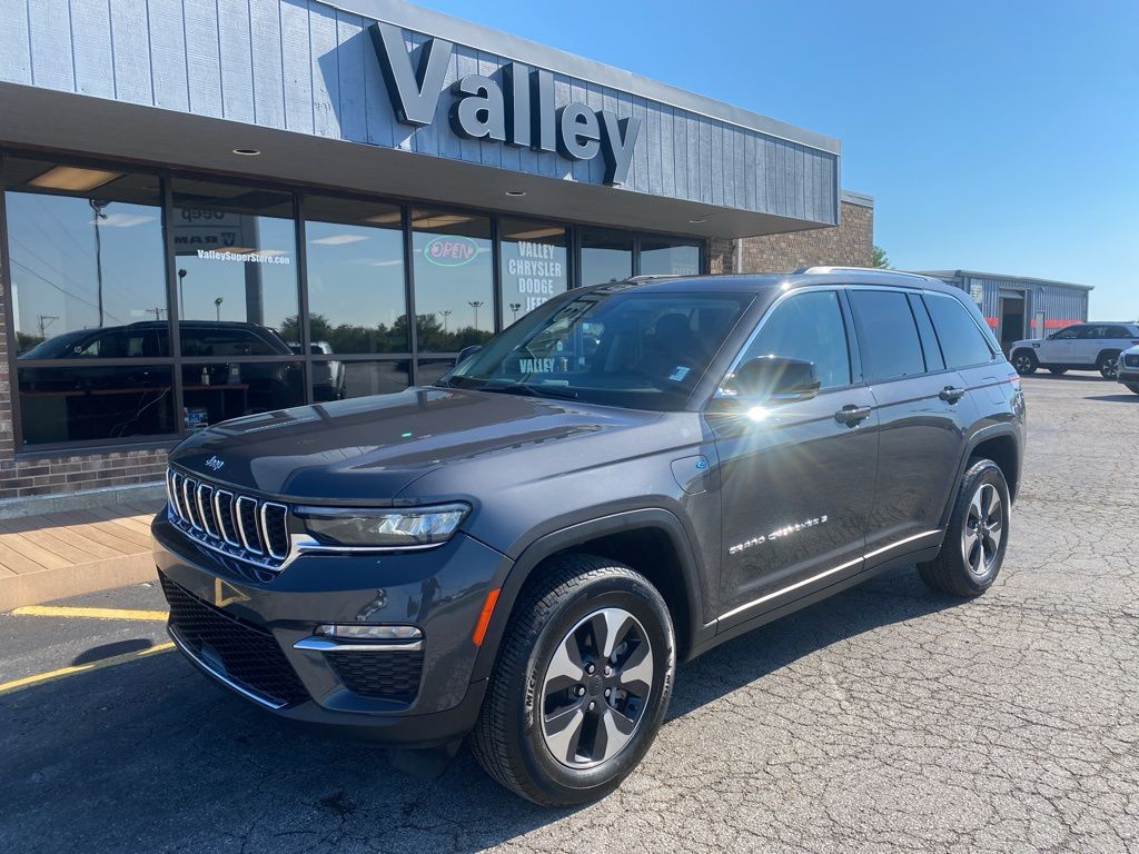 2023 Jeep Cherokee Base photo 3