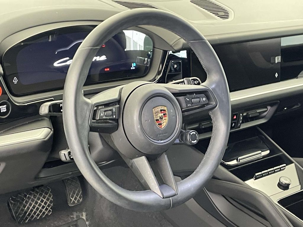 2024 Porsche Cayenne Base photo 3