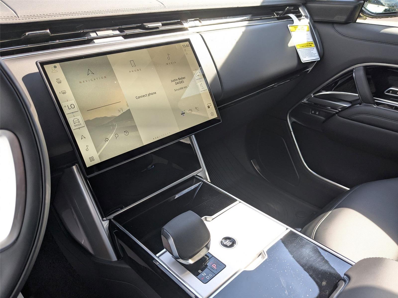 2025 Land Rover Range Rover SE photo 9