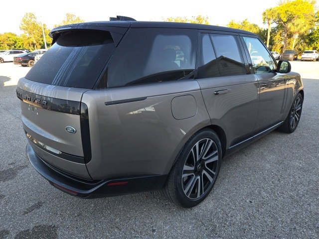 2023 Land Rover Range Rover SE photo 4