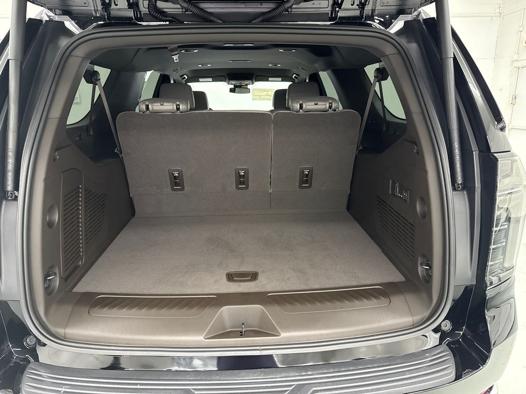 2025 Chevrolet Suburban LT photo 7