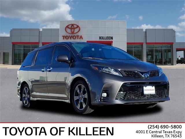 2019 Toyota Sienna SE's photo