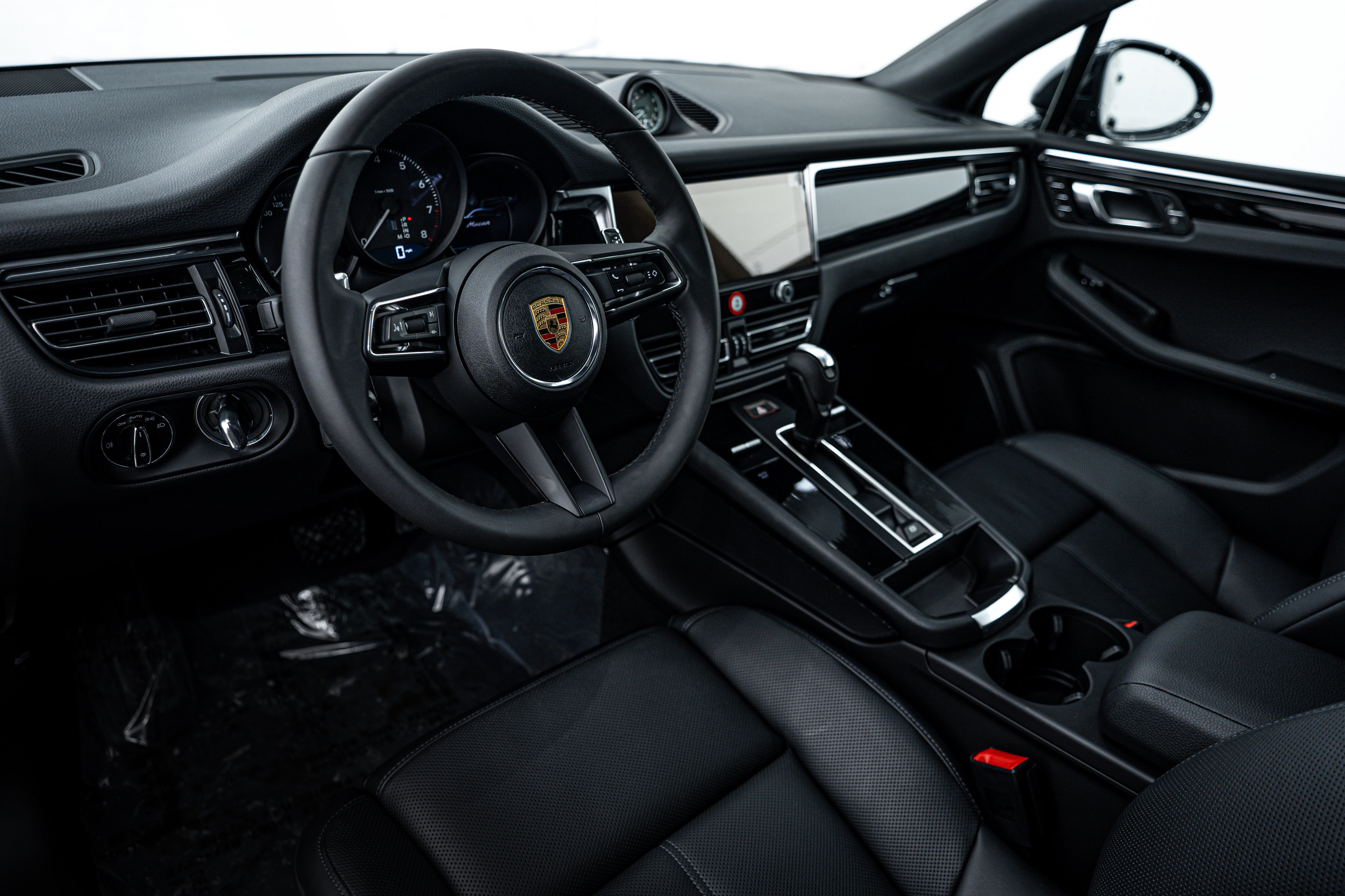 2025 Porsche Macan T photo 4