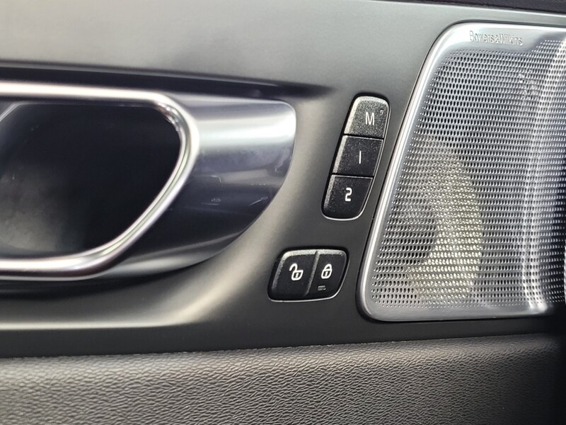 2022 Volvo XC60 B5 R-Design photo 35