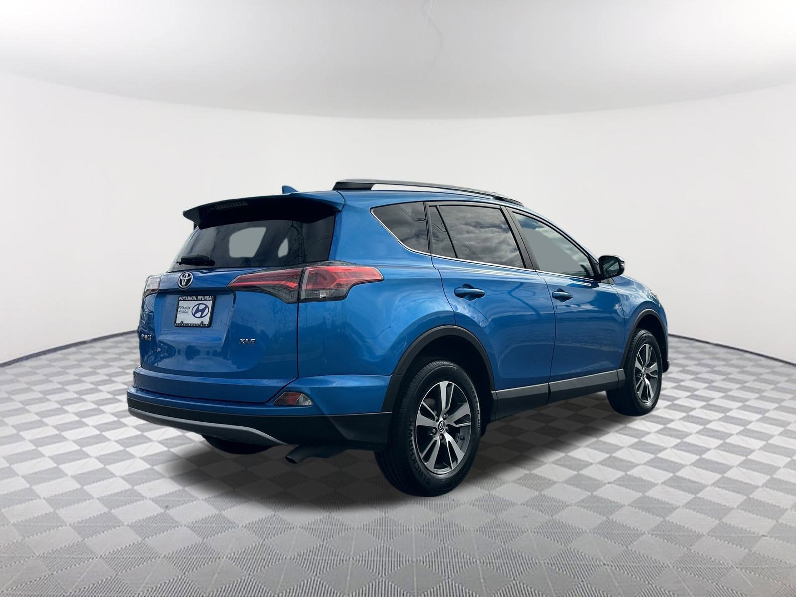 2017 Toyota RAV4 XLE photo 5