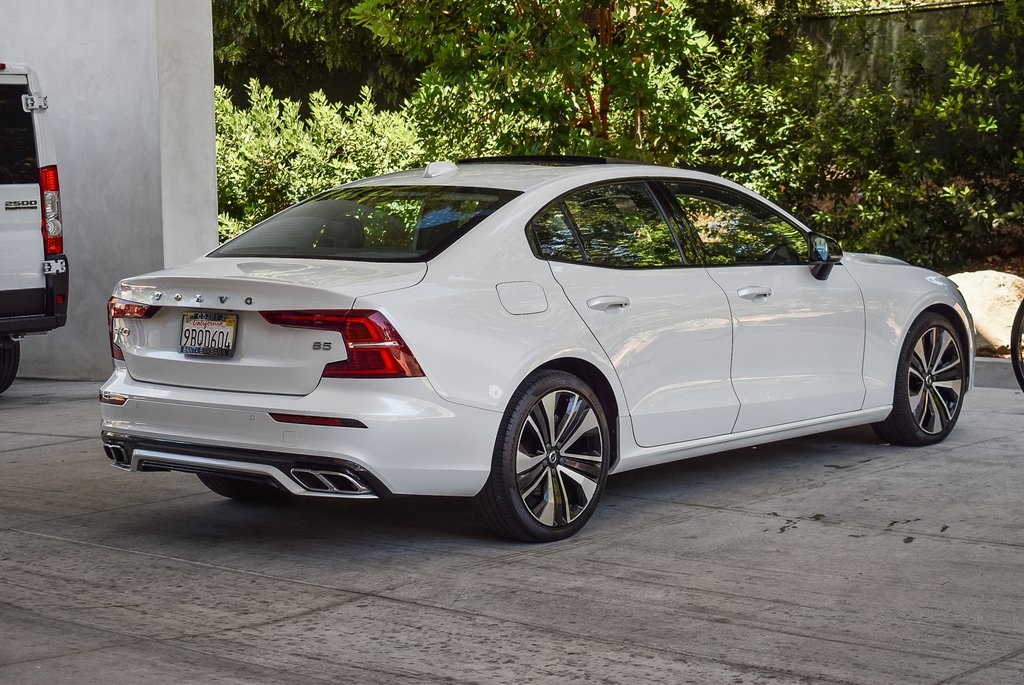 2022 Volvo S60 B5 Momentum photo 2