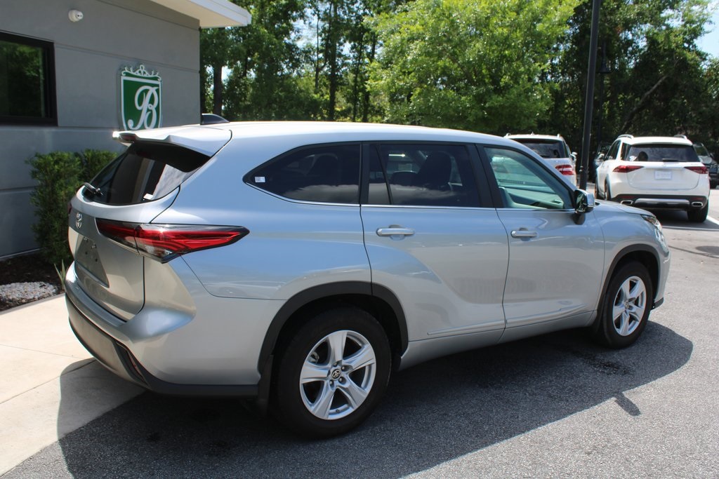 2023 Toyota Highlander L photo 3