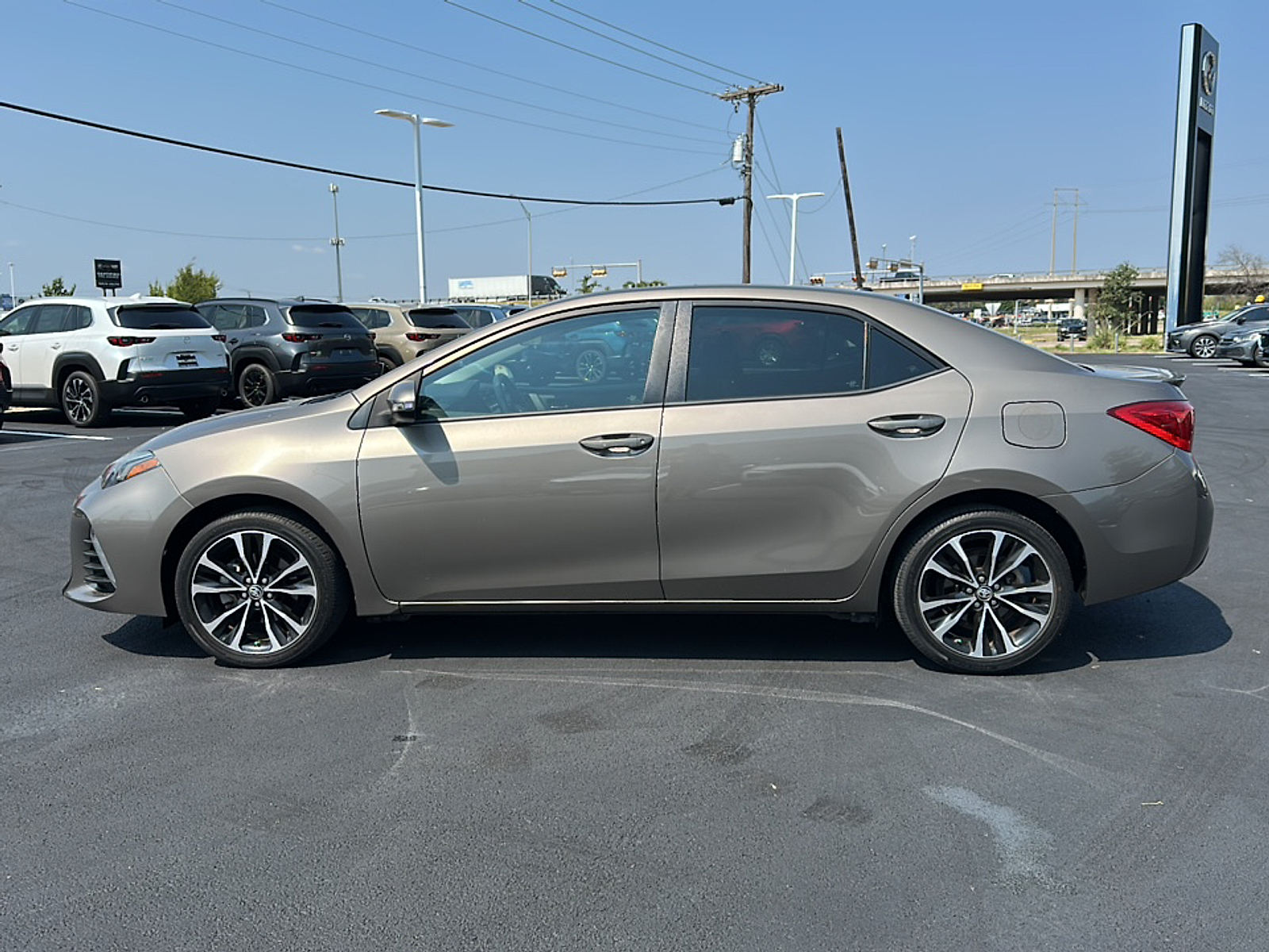 2019 Toyota Corolla XLE photo 3