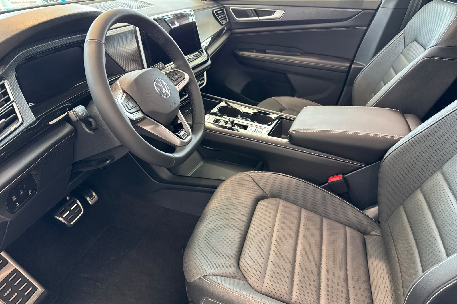 2025 Volkswagen Atlas Cross Sport SEL R-Line photo 6
