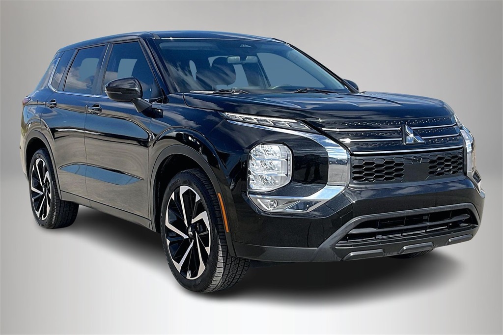 2022 Mitsubishi Outlander ES's photo