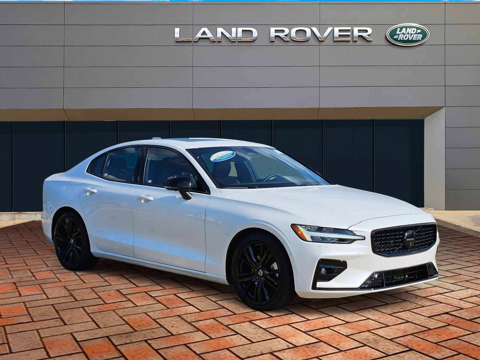 2024 Volvo S60 B5 AWD Plus Black Edition photo 3