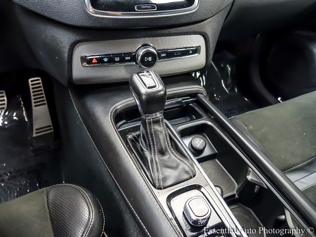 2016 Volvo XC90 T6 R-Design photo 19