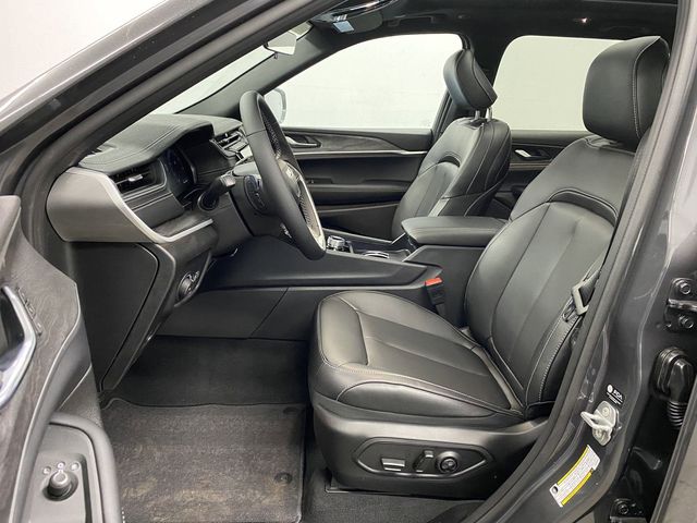 2025 Jeep Grand Cherokee Limited photo 4