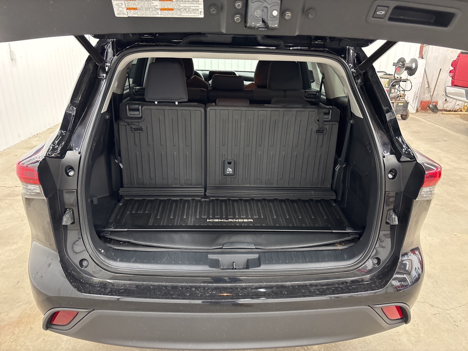 2023 Toyota Highlander L photo 6