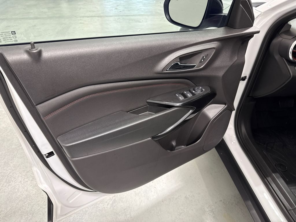 2025 Chevrolet Trax photo 9