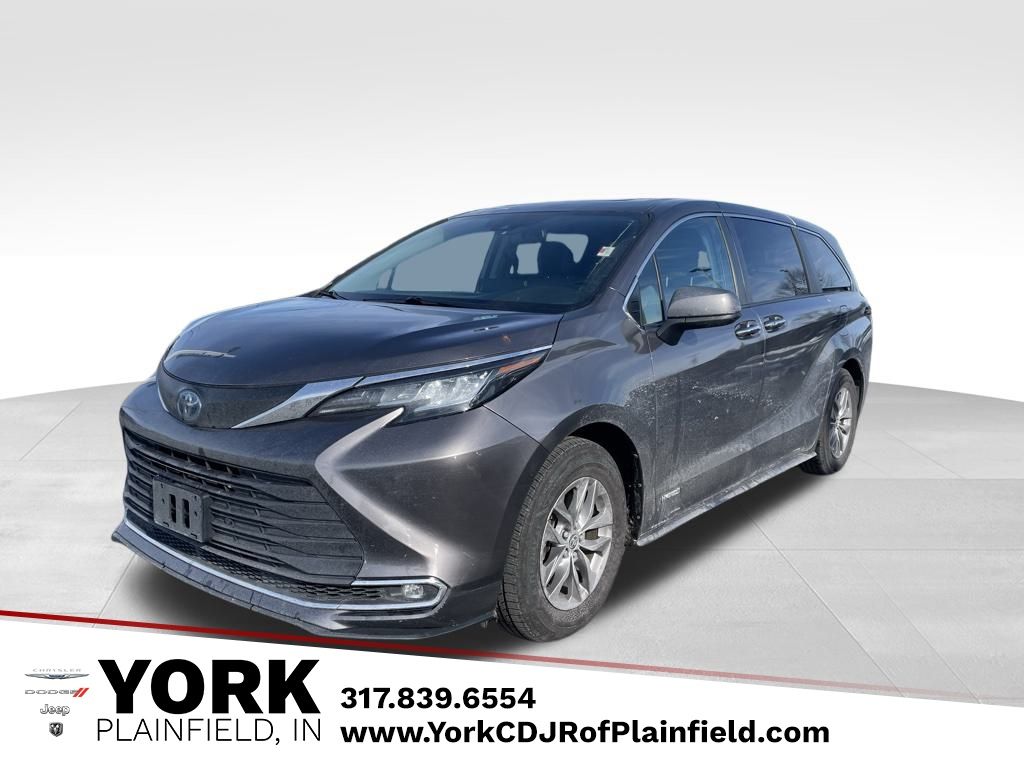 2021 Toyota Sienna XLE's photo