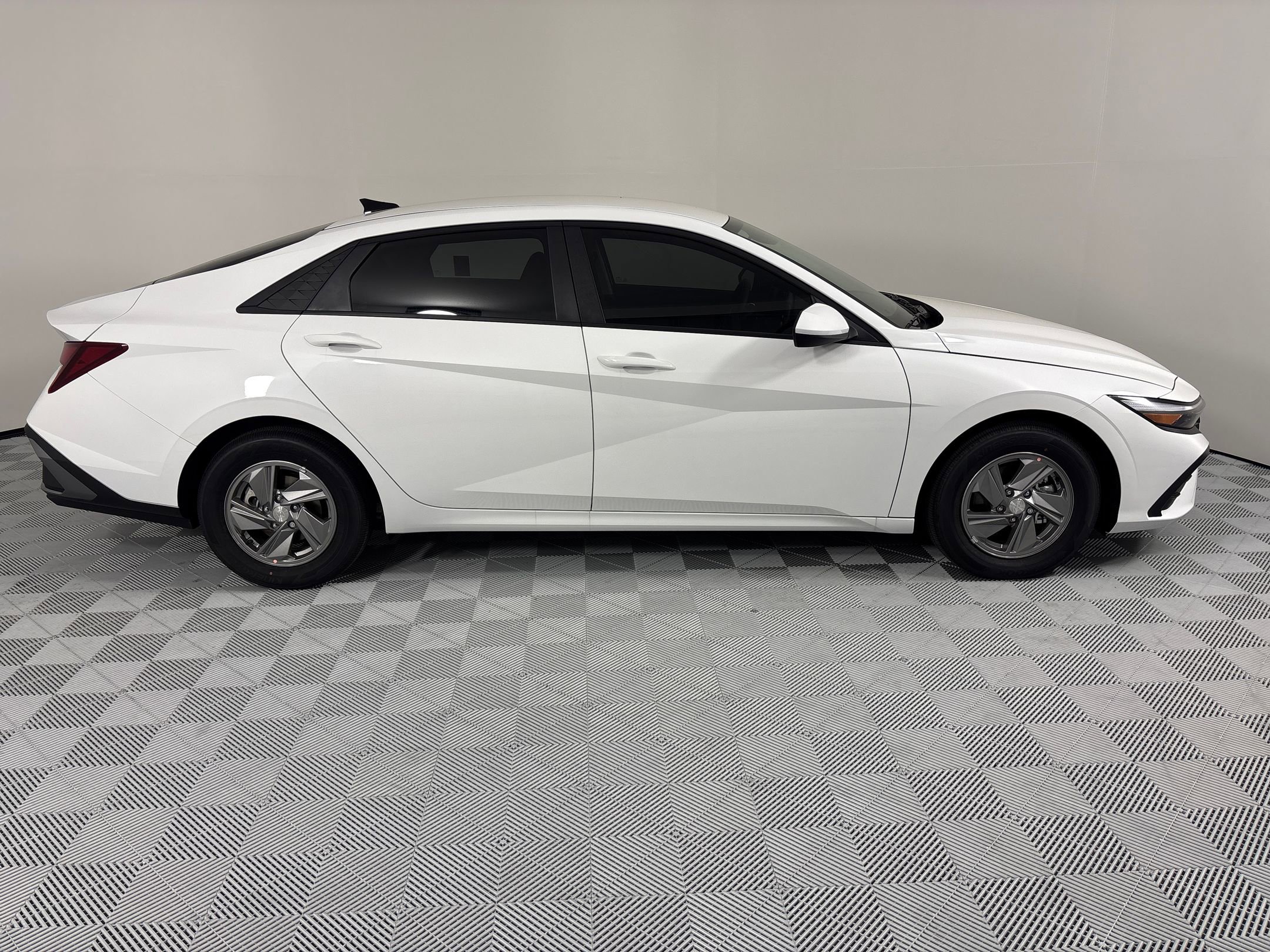 2025 Hyundai Elantra SE photo 8