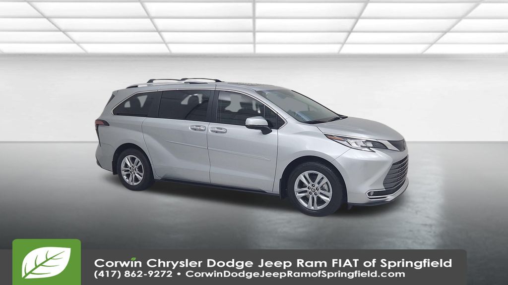 2022 Toyota Sienna Limited photo 2