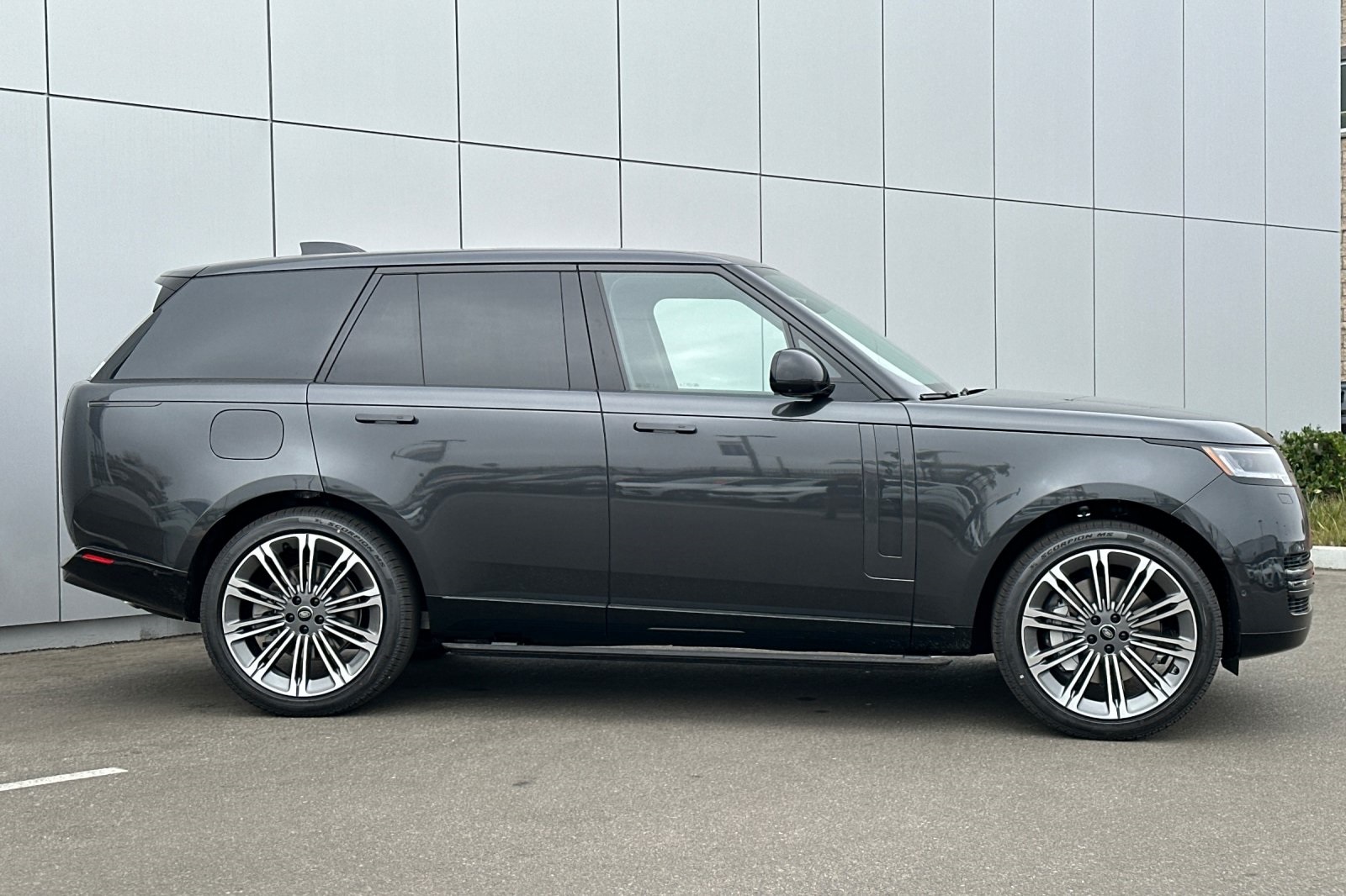 2025 Land Rover Range Rover SE photo 6
