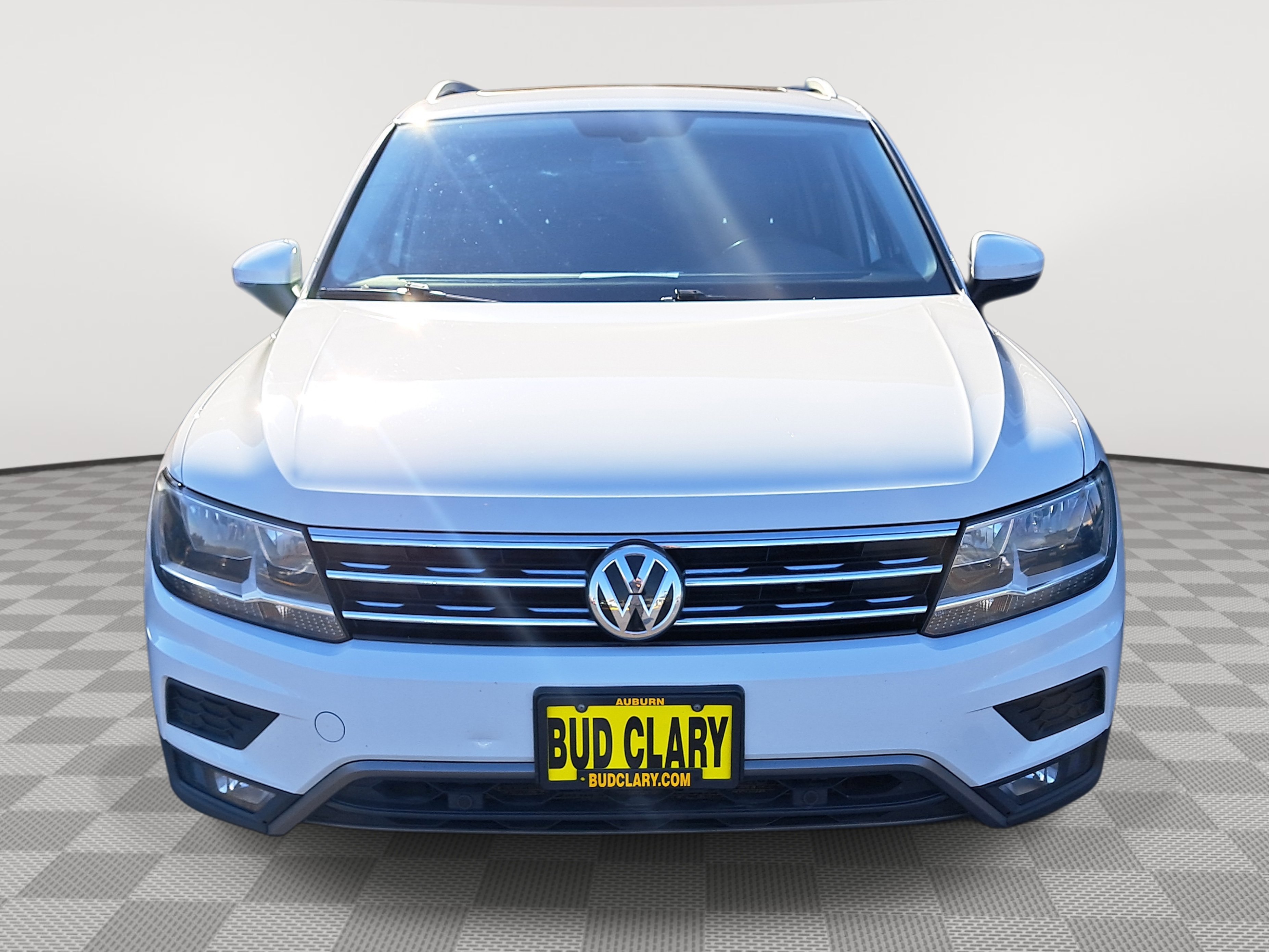 2019 Volkswagen Tiguan SEL photo 2
