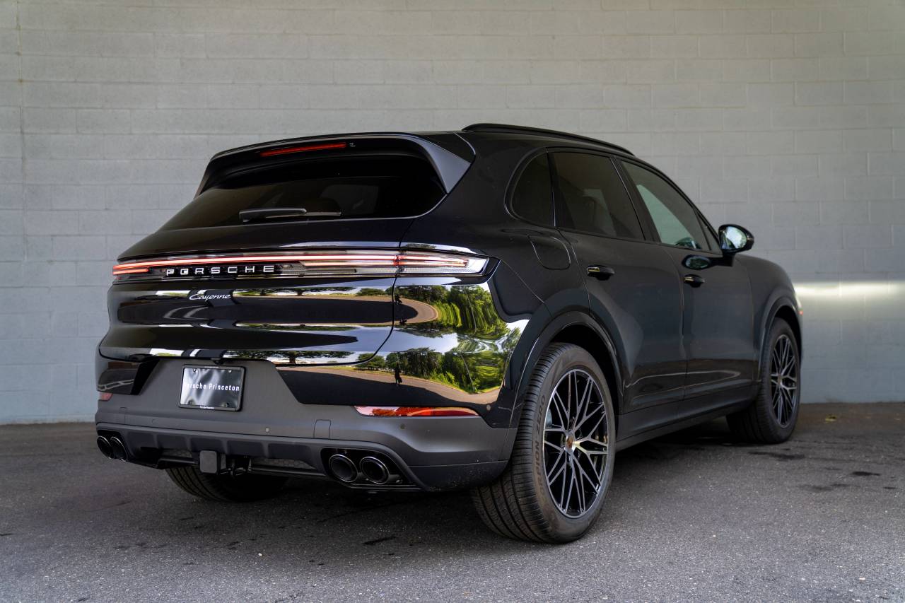 2025 Porsche Cayenne photo 14