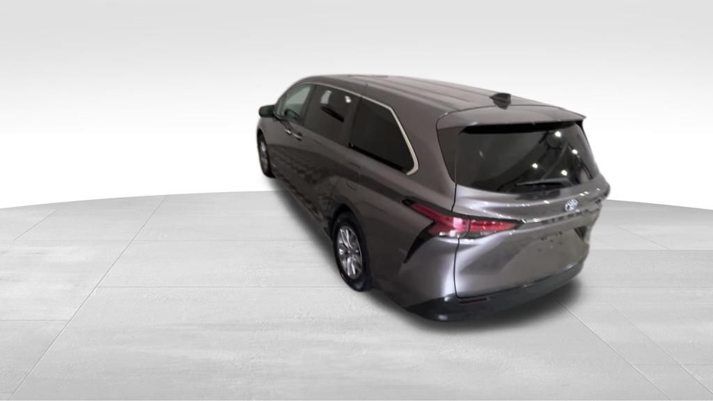 2021 Toyota Sienna XLE photo 10