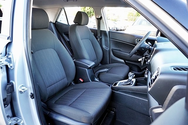 Used 2023 Silver Hyundai SE image 10