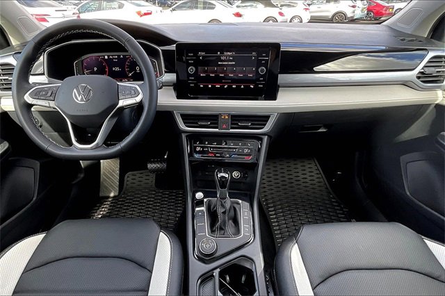 2025 Volkswagen Taos SEL photo 6