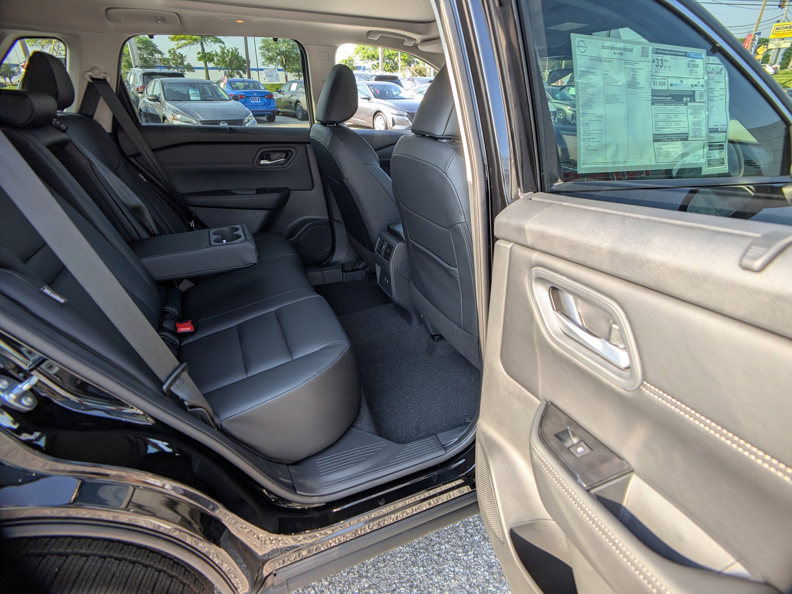 2025 Nissan Rogue SV photo 4