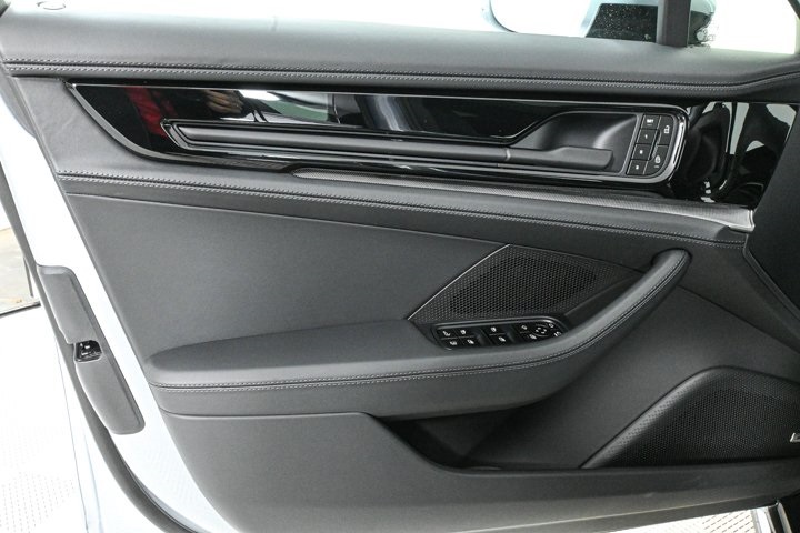 2025 Porsche Panamera E-Hybrid 4 photo 6