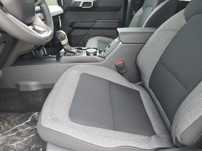 2025 Ford Bronco Base photo 4
