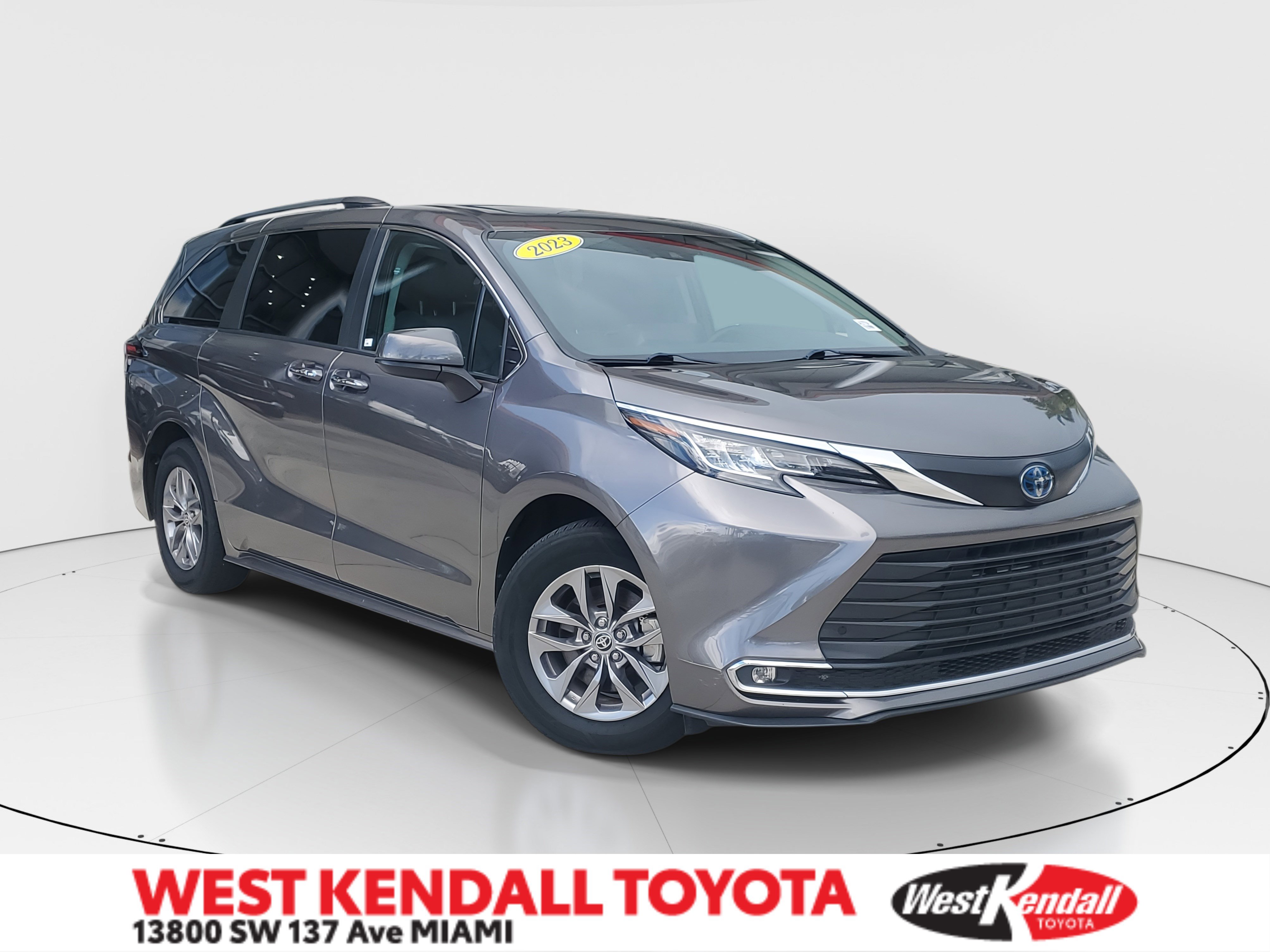 2023 Toyota Sienna XLE's photo