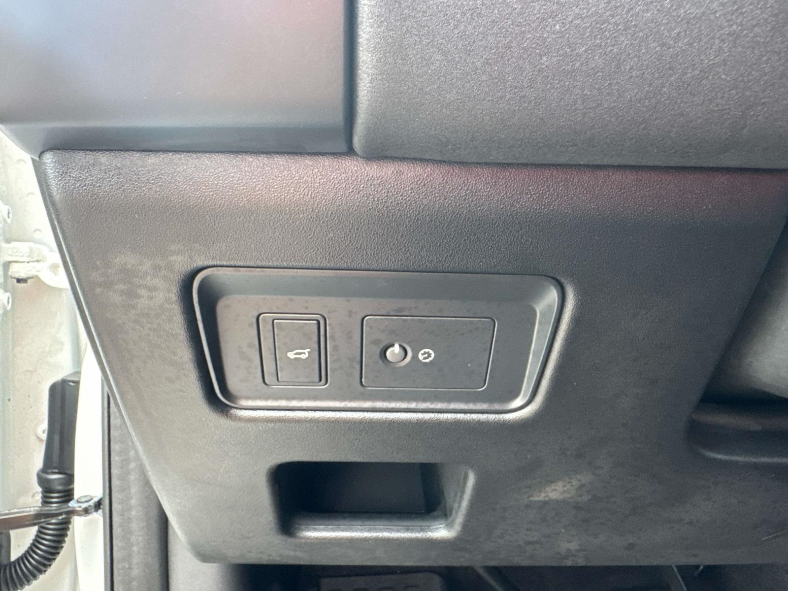 2024 Land Rover Discovery S photo 16