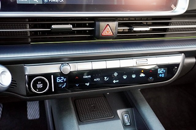 Used 2023 Gold Hyundai SEL image 27