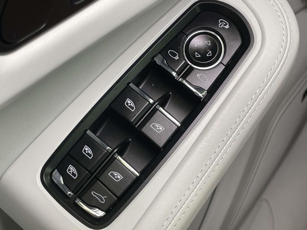 2024 Porsche Macan Base photo 35