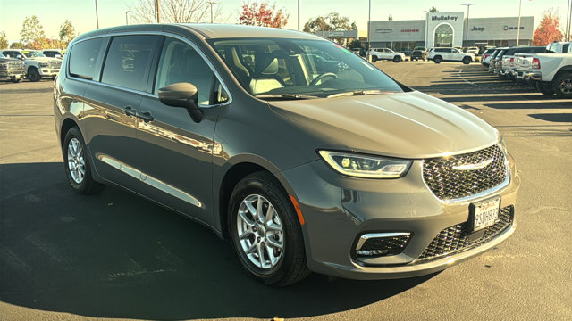 2023 Chrysler Pacifica Touring L's photo