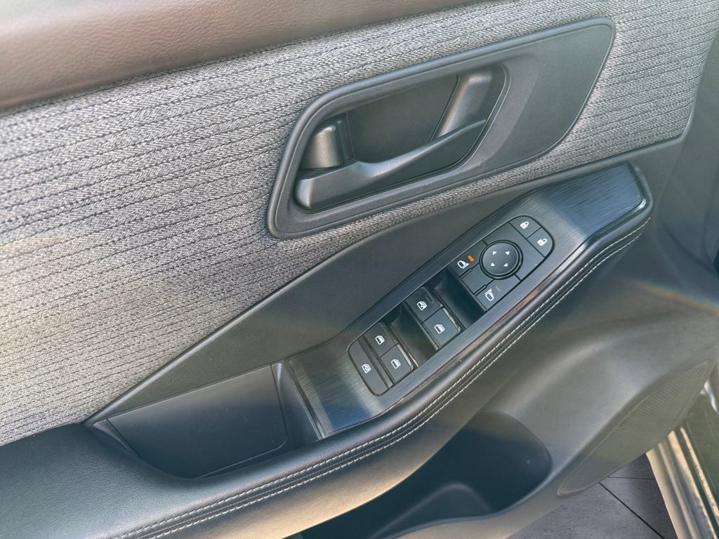 2022 Nissan Rogue S photo 11