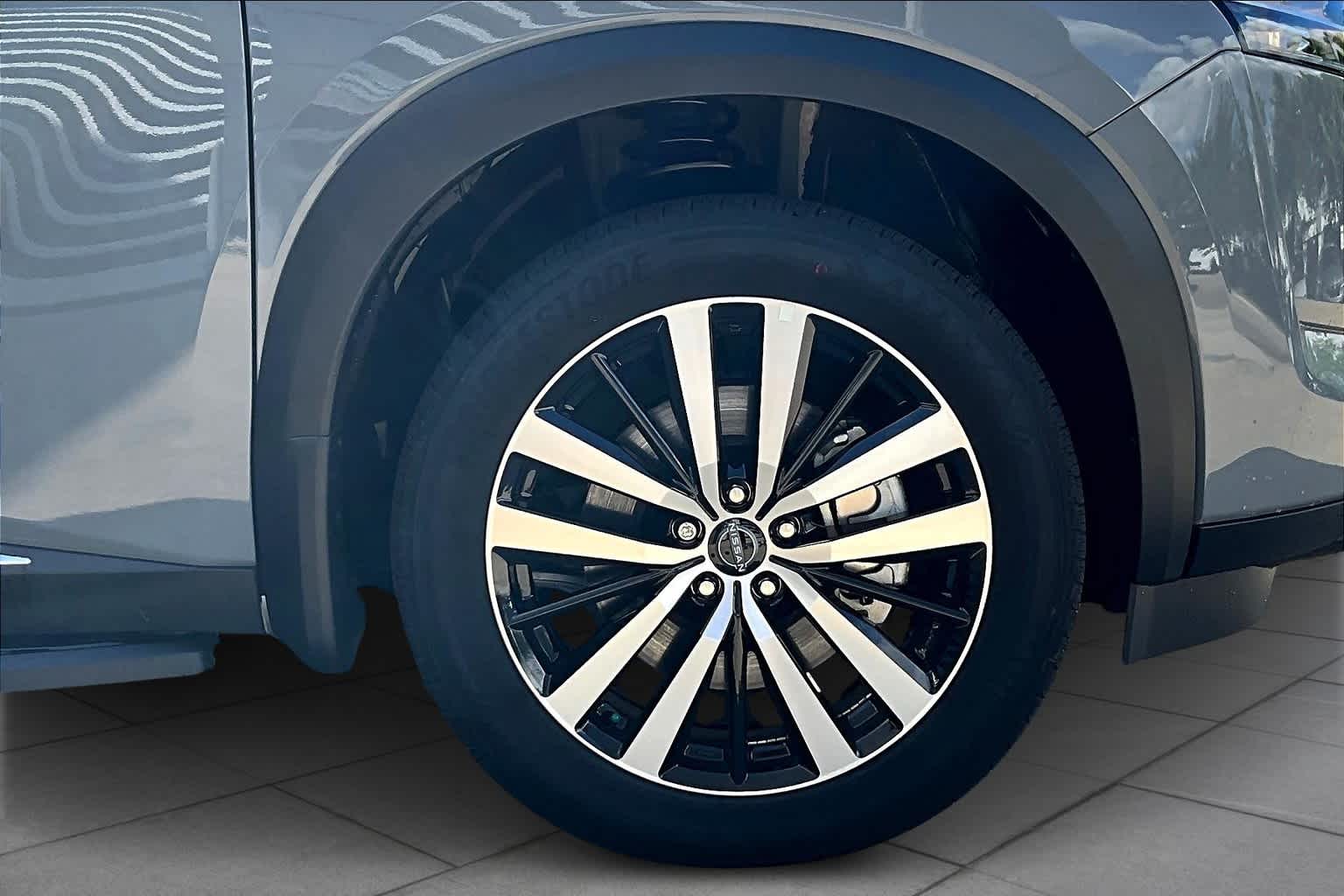 2024 Nissan Pathfinder Platinum photo 9
