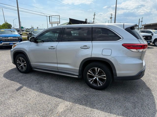2018 Toyota Highlander LE photo 2